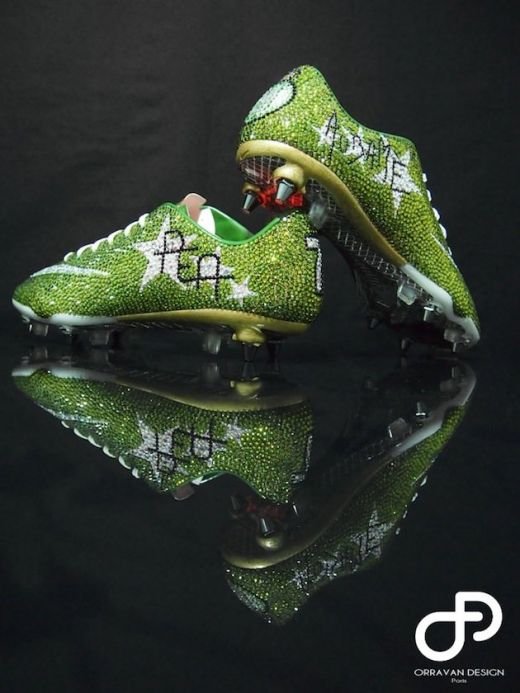 AROGANTA asta nu si-au permis-o nici Cristiano Ronaldo, nici Balotelli! Primul jucator cu ghete impodobite cu 4000 de cristale Swarovski! Ghicesti cat costa?_2