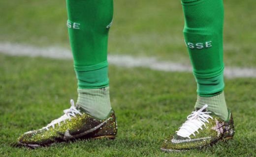 AROGANTA asta nu si-au permis-o nici Cristiano Ronaldo, nici Balotelli! Primul jucator cu ghete impodobite cu 4000 de cristale Swarovski! Ghicesti cat costa?_3