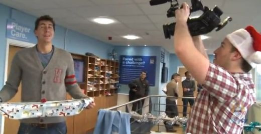 Aaaah, nu se deschide! Pantilimon e MOS CRACIUN la City! I-a invatat ROMANA pe fani intr-un clip genial! VIDEO