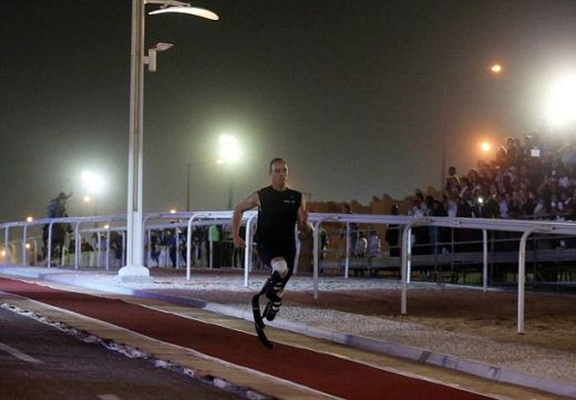 VIDEO INCREDIBIL! Atletul fara picioare s-a intrecut cu un cal de curse in Dubai! Vezi cum s-a terminat cursa finalului de an!