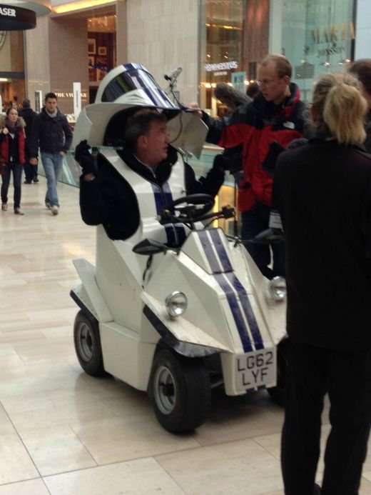 FOTO Jeremy Clarkson SOCHEAZA din nou! Ultima nebunie a starului de la Top Gear! Cum a aparut pe strada_3
