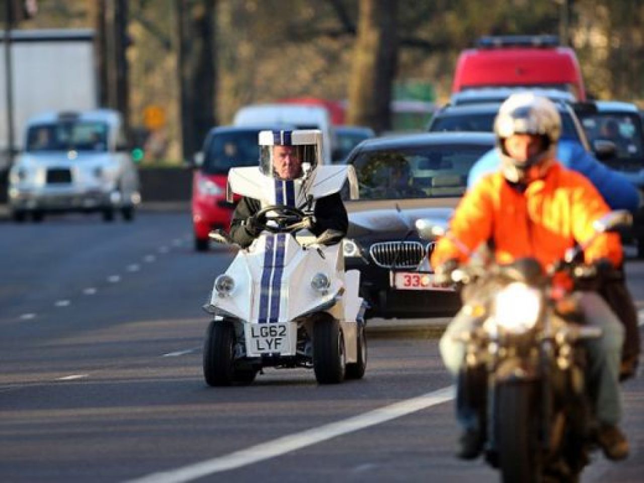 FOTO Jeremy Clarkson SOCHEAZA din nou! Ultima nebunie a starului de la Top Gear! Cum a aparut pe strada_5