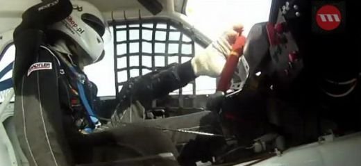 VIDEO EMOTIONANT! Pilotul de raliuri care nu are MAINI! Povestea lui impresioneaza milioane de oameni! Vezi ce show face pe pista!