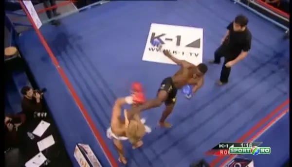 Un olandez a reusit un KO MAGNIFIC, adversarul a cazut mai rau ca Paquiao! SI-A PULVERIZAT adversarul cu o lovitura de picior direct in barbie! VIDEO