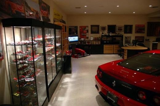 FOTO Cum arata casa unui miliardar OBSEDAT de Ferrari! Asa ceva e UNIC in lume! Masini de MILIARDE in sufragerie!_2
