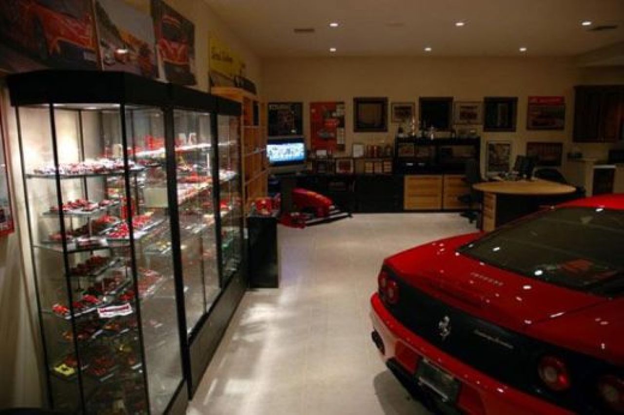 FOTO Cum arata casa unui miliardar OBSEDAT de Ferrari! Asa ceva e UNIC in lume! Masini de MILIARDE in sufragerie!_2