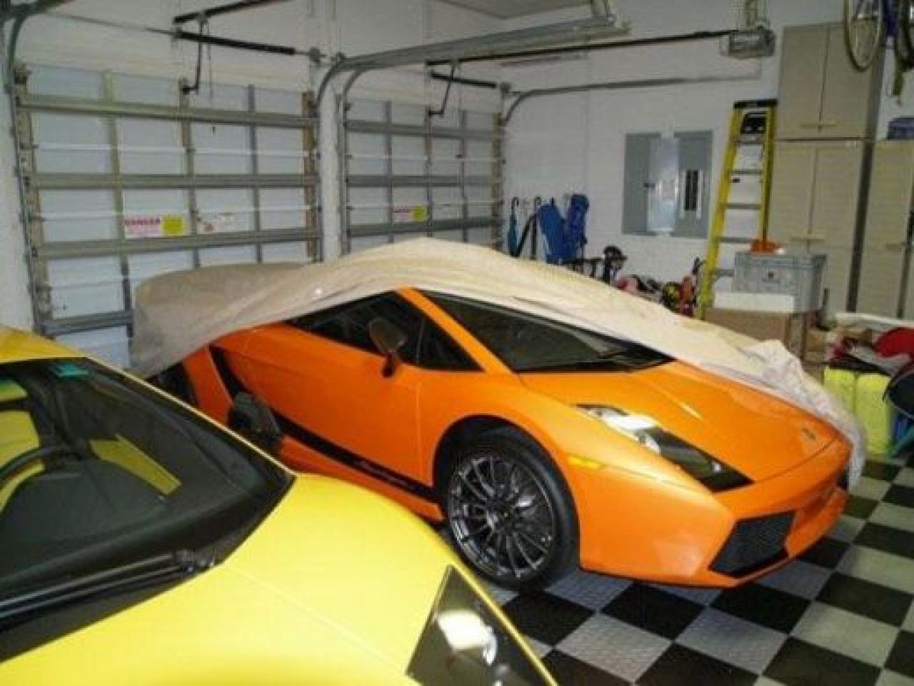 FOTO Cum arata casa unui miliardar OBSEDAT de Ferrari! Asa ceva e UNIC in lume! Masini de MILIARDE in sufragerie!_4