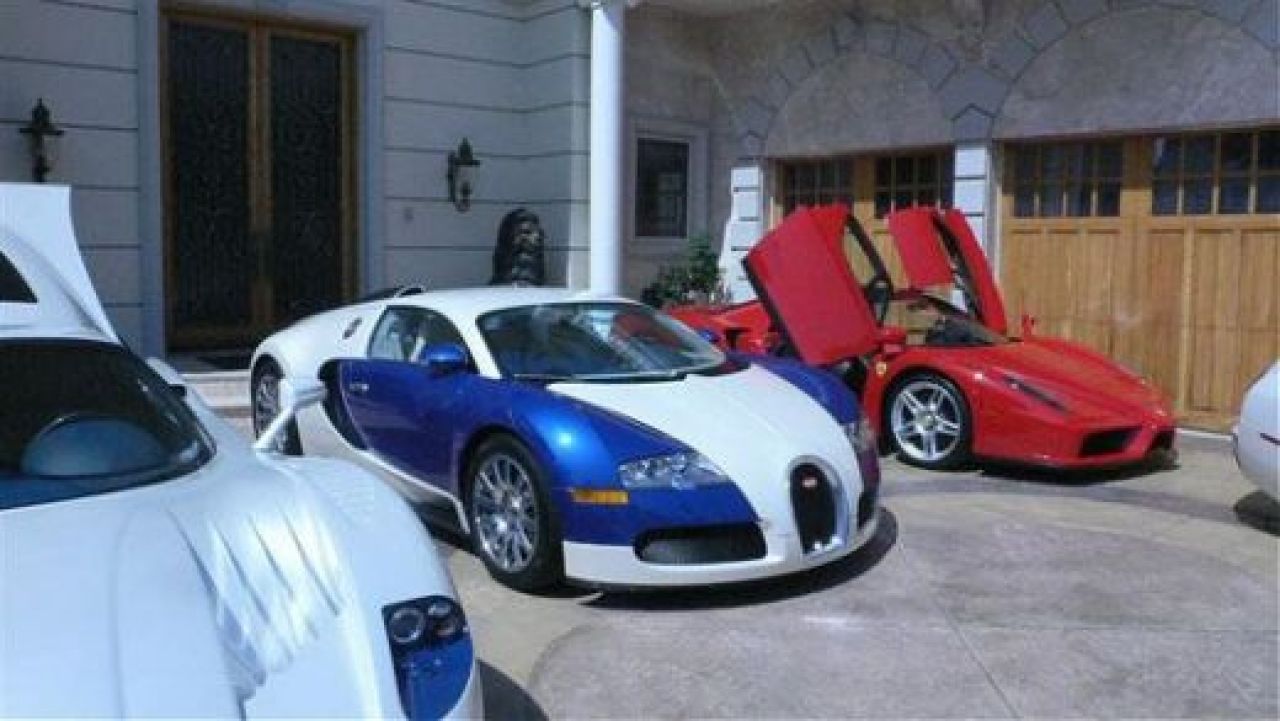 FOTO Cum arata casa unui miliardar OBSEDAT de Ferrari! Asa ceva e UNIC in lume! Masini de MILIARDE in sufragerie!_6