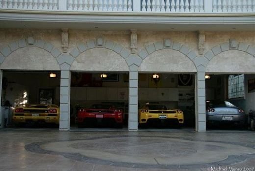 FOTO Cum arata casa unui miliardar OBSEDAT de Ferrari! Asa ceva e UNIC in lume! Masini de MILIARDE in sufragerie!_9
