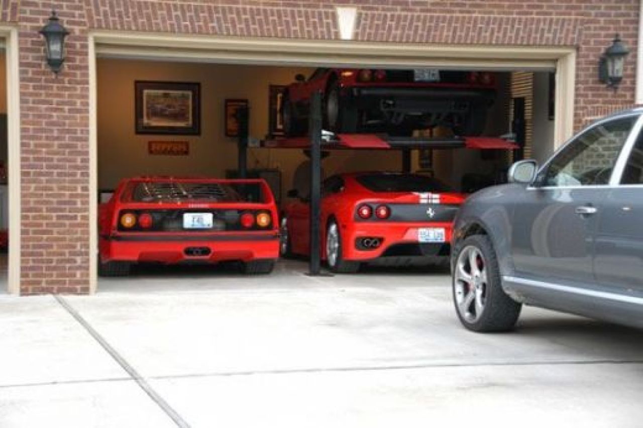 FOTO Cum arata casa unui miliardar OBSEDAT de Ferrari! Asa ceva e UNIC in lume! Masini de MILIARDE in sufragerie!_12