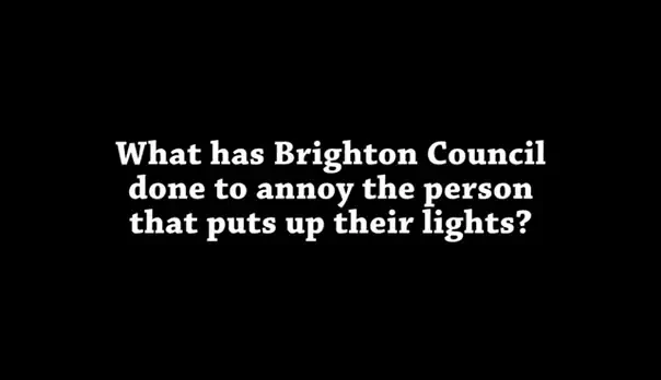 VIDEO Orasul impodobit de un PSIHOPAT! Mesaj INCREDIBIL in loc de luminite! Cum a decorat centrul orasului!