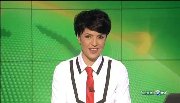 VIDEO Mos Craciun are cercei, tatuaje si da SLAM-uri! Virgil Stanescu le-a facut cadouri pustilor de la baschet!