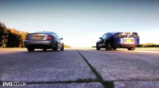 VIDEO Liniuta de 1000 de cai! Europa vs America! Cine castiga cursa dintre un Mustang si un Mercedes!