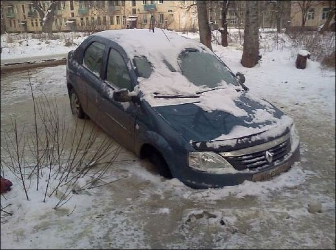 Ai grija cum iti parchezi Loganul iarna! Imaginile care fac inconjurul lumii: cum a ramas blocata o Dacie pe toata durata iernii!_1