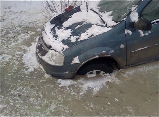 Ai grija cum iti parchezi Loganul iarna! Imaginile care fac inconjurul lumii: cum a ramas blocata o Dacie pe toata durata iernii!_2