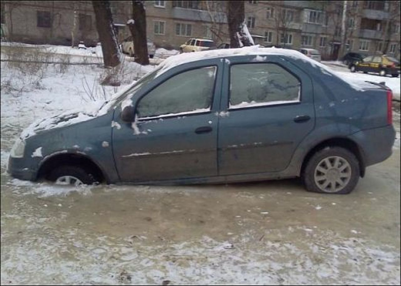 Ai grija cum iti parchezi Loganul iarna! Imaginile care fac inconjurul lumii: cum a ramas blocata o Dacie pe toata durata iernii!_4