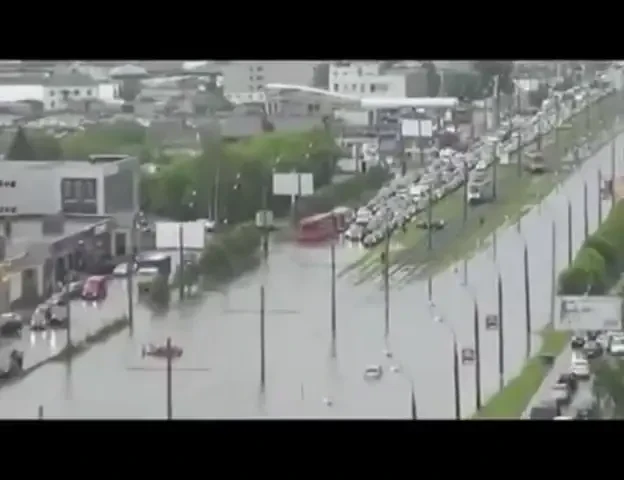 VIDEO GENIAL! Like a bus! Cel mai neinfricat sofer de autobuz! Nimic nu ii sta in cale :))