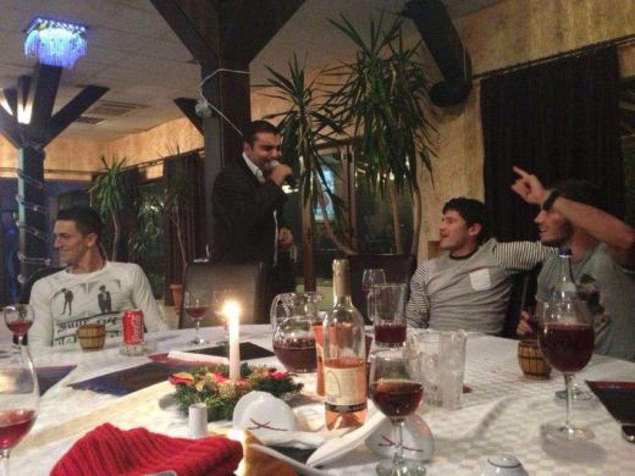 Stelistii au dat-o pe manele la petrecerea de titlu! Piti i-a cantat la masa lui Meme Stoica :) Imagini in premiera:_1