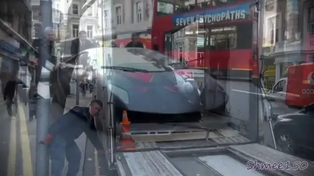 Noul Lamborghini e IMPOSIBIL de condus in Romania! Ce au patit englezii cand au adus masina de 2 milioane la Londra! VIDEO
