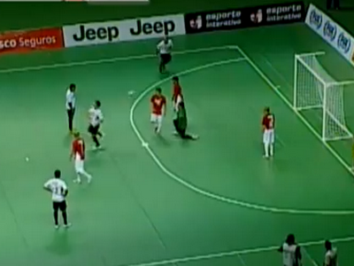 VIDEO: Asta e probabil cel mai frumos gol din istoria futsalului! Brazilianul Falcao a marcat dupa un LOB CU CALCAIUL! Reusita pe care nu ai voie sa o ratezi: