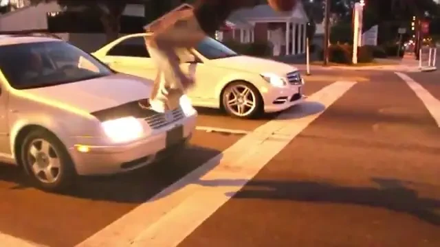 Sa-l opreasca cineva pe DEMENTUL asta! Omul care a inventat un nou sport! Sperie toti soferii in trafic cu tumbele lui!