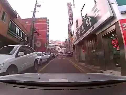 Cine a spus ca asiaticii nu sunt soferi buni? Miscarea GENIALA cu care a evitat un accident groaznic! Cum ai reactiona in cazul asta?