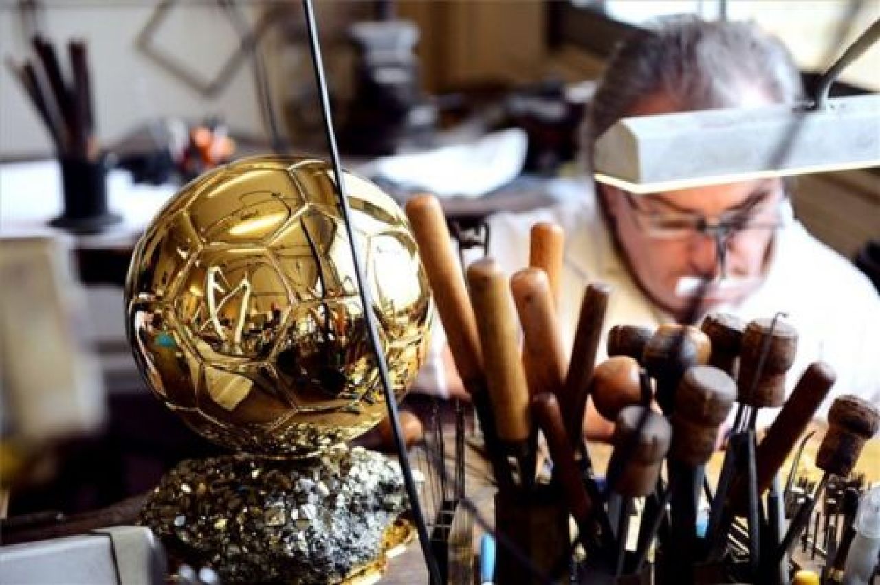 FOTO: A fost pusa ultima piatra la Balonul de Aur intr-un atelier din Paris! Messi, Iniesta si Ronaldo se bat pentru trofeu! Voturile s-au incheiat!_1