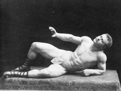 Isi vindea poze nud si aparea la petreceri private in anii 1800! Afla fascinanta poveste a primului bodybuilder din istorie