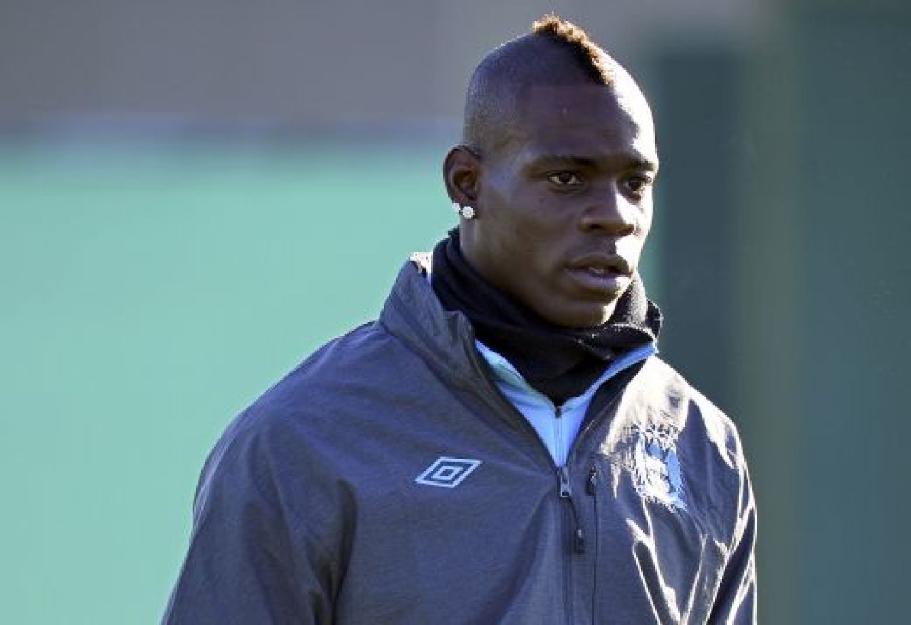 BaLOLtelli a comis-o din nou! I-a enervat pe politistii de Manchester cu un gest nesimtit! Ce facea italianul cand echipa lui juca in Premier League:_3