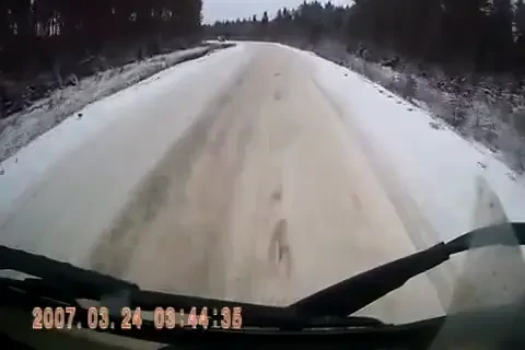 VIDEO APOCALIPSA pe sosea! Ce faci cand vezi un camion scapat de sub control ca vine catre tine? Ce au patit rusii: