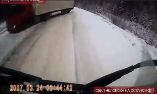 VIDEO APOCALIPSA pe sosea! Ce faci cand vezi un camion scapat de sub control ca vine catre tine? Ce s-a intamplat in Rusia!