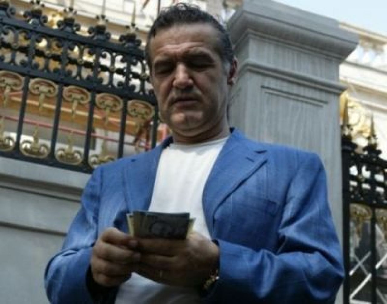 VIDEO: Imagini incredibile la casa lui Gigi din Pipera! Mii de oameni s-au calcat in picioare sa-l colinde pe Becali: