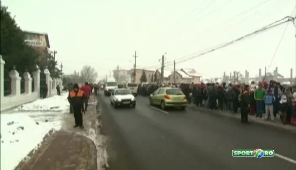 VIDEO: Imagini incredibile la casa lui Gigi din Pipera! Mii de oameni s-au calcat in picioare sa-l colinde pe Becali: Asta e cersit, nu mai suport!