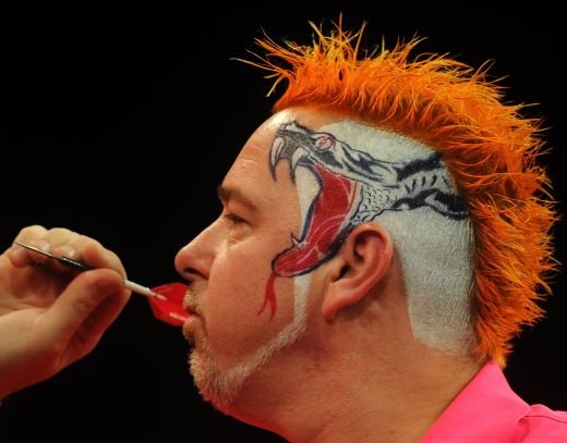BULLSEYE! A cautat sa tinteasca cele mai TAMPITE FREZE si a reusit! Imagini de senzatie cu un om NEBUN! FOTO_8