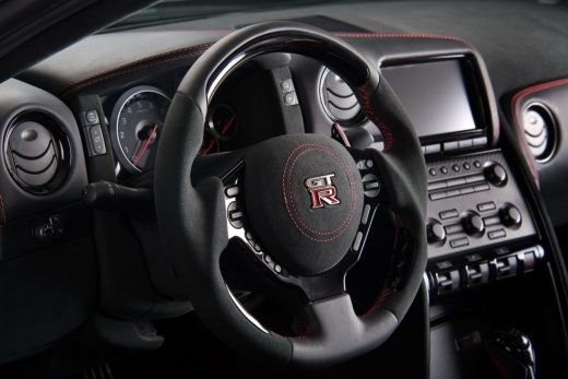 FOTO Bulgarii au lansat masina cu acoperis din STELE! Tuningul finalului de an! Un Nissan GT-R unic in lume!