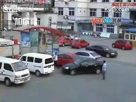 VIDEO Incercarea anului! Cat s-a chinuit un chinez sa-si parcheze masina! Chiar si femeile au ras de el!