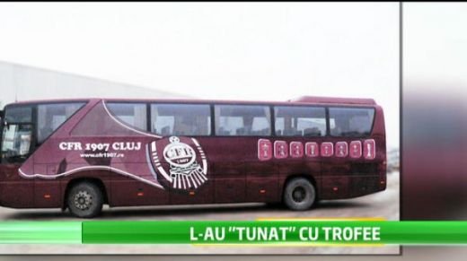 CFR Cluj si-a TUNAT autocarul si l-au impodobit ca pe bradul de Craciun! Cu ce se mandresc pe sosele: