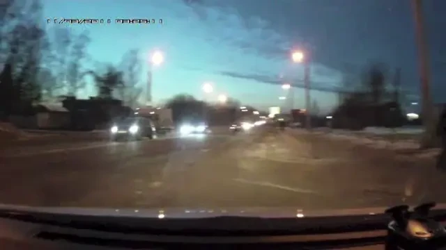 VIDEO E soseaua mea, n-ai voie sa treci! Faza BIZARA in trafic! Pietonul care s-a mutat in mijlocul drumului