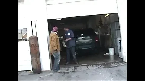 VIDEO A incercat sa faca o farsa, dar s-a ales cu capul spart! Ce a gasit un mecanic sub capota masinii depaseste orice imaginatie: