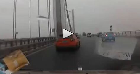 Daca era in NFS trebuia scos de pe sosea! Cel mai nebun sofer si-a batut joc de un coleg din trafic! Gestul care il putea ucide VIDEO: