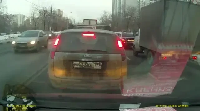 VIDEO Mergi cu masina pe sinele de tramvai? Si tu poti pati asta! Un rus a aflat pe pielea lui de ce e interzis!