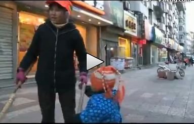 Gestul emotionant al unui baietel de numai doi ani si jumatate! Scena la care trecatorii incep sa planga! Ce face copilul din dragoste pentru parintii sai VIDEO