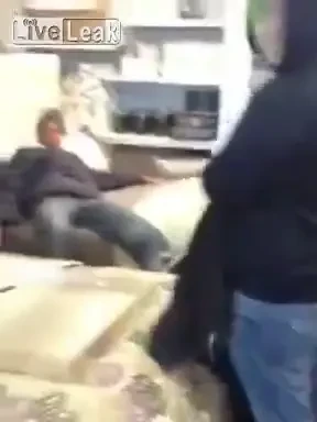 VIDEO Un obez a probat un pat la Ikea! Continuarea a stranit hohote de ras in intreaga lume! :)