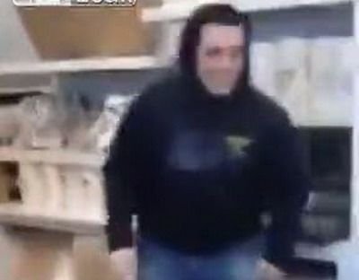 VIDEO Un obez a probat un pat la Ikea! Continuarea a provocat hohote de ras in intreaga lume! :)