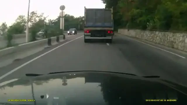 VIDEO Imagini INCREDIBILE! Cum sa faci asa ceva? O femeie a adormit in timp ce mergea pe scuter! Vezi ce a patit: