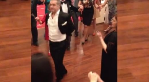Becali a RUPT ringul de revelion! A cantat si a dansat pe o melodie cu versuri despre el! VIDEO SENZATIE :)