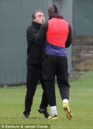 INCREDIBIL! Mancini S-A BATUT CU Balotelli la antrenament! Cei doi au fost despartiti cu greu! FOTO SOCANT_5