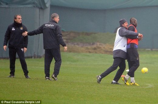 INCREDIBIL! Mancini S-A BATUT CU Balotelli la antrenament! Cei doi au fost despartiti cu greu! FOTO SOCANT_6