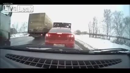 VIDEO A incercat sa-i pacaleasca pe toti, dar si-a luat TEAPA! Ce a patit un sofer nerabdator in traficul din Rusia: