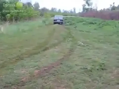 VIDEO GENIAL! Ce se intampla cand faci drifturi cu Lada pe marginea lacului? Clipul zilei!